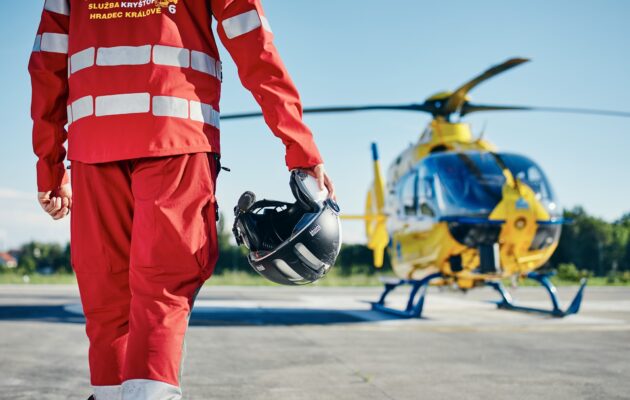 Polovinu startů vrtulníku hradečtí letečtí záchranáři absolvují v noci