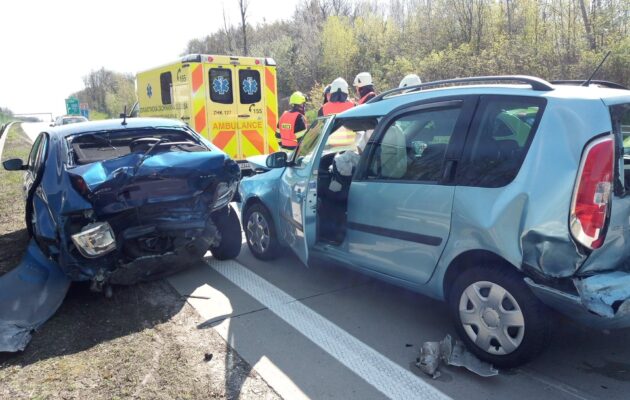 Na D11 u Dobřenic se srazila čtyři auta, směr na Hradec byl hodinu uzavřen