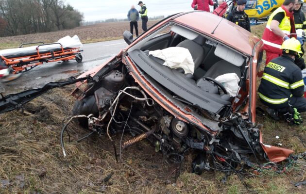 Při vážné nehodě v Ruseku se zranili čtyři lidé, silnice je uzavřená