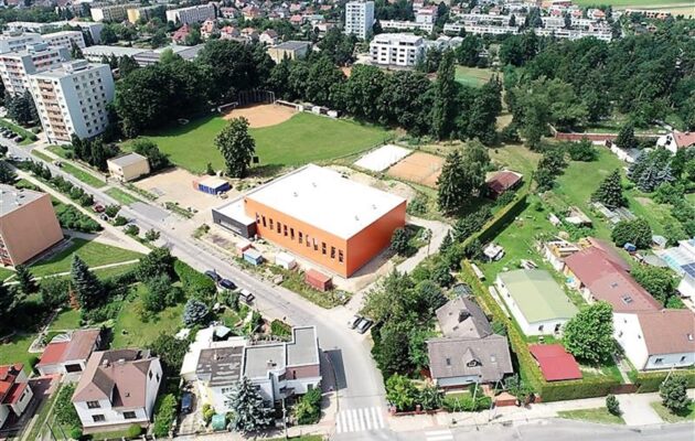Novinkou u pouchovské sportovní haly budou sítě kolem hřiště na softbal
