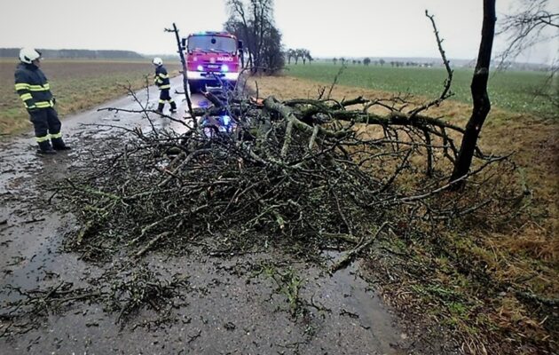 Vítr v hradeckém kraji lámal stromy a ničil střechy, hladiny řek stouply