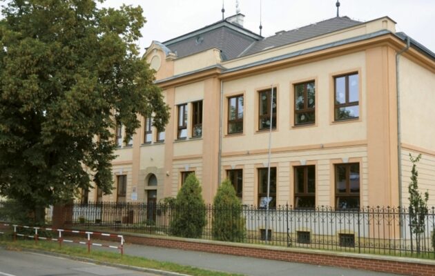 Do zrekonstruované budovy ZŠ Úprkova se vrátí žáci, čeká na ně i zelená střecha