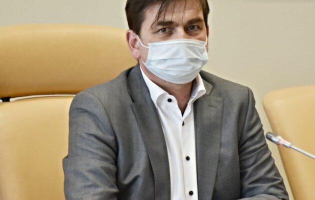 Hejtman Červíček kritizuje stát za informování o šíření mutace koronaviru