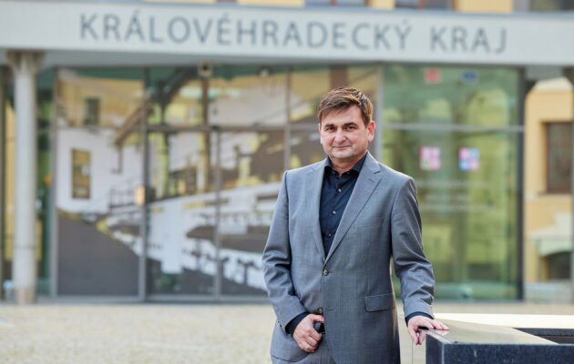 Současný krizový stav je spíše politickou fraškou, myslí si hejtman
