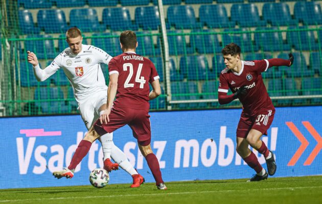 Kruté. Votroky proti Spartě zastavilo břevno a supertalent Hložek