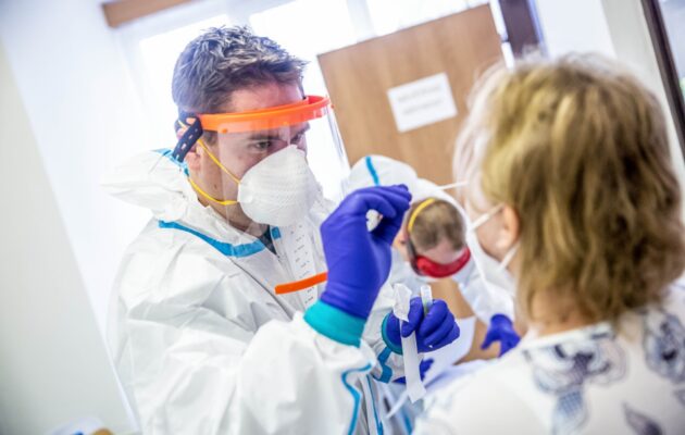 Krajské nemocnice snižují cenu za PCR testy, přijdou na 700 korun