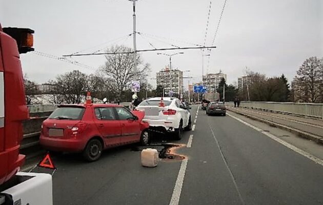 Hromadná nehoda, po chvilce nepozornosti se srazily čtyři automobily