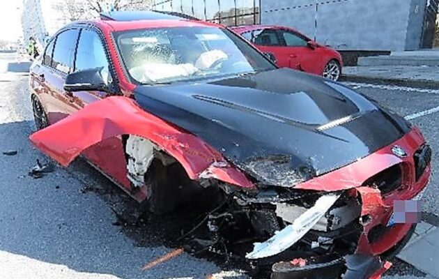 Při hromadné nehodě se zranili čtyři lidé, škoda je více než 800 tisíc