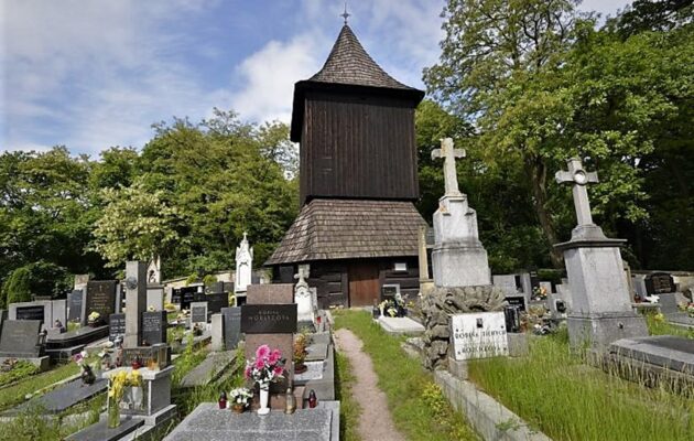 Opravuje se historická dřevěná zvonice z 16. století, celou ji narovnají