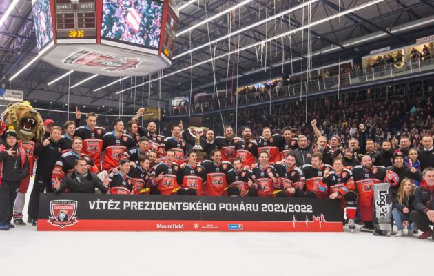 Hradecký hokej oslavuje pohár. Teď chce titul mistra