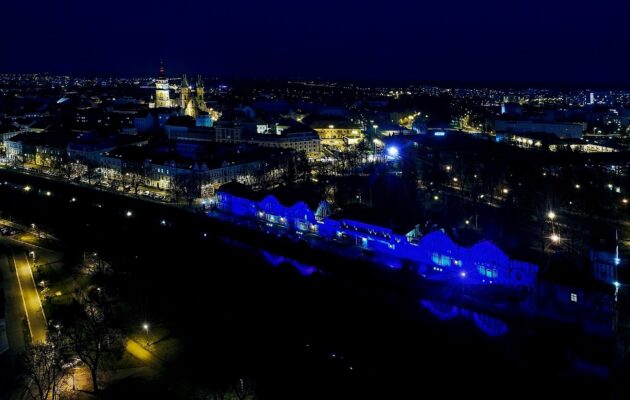 Česko svítí modře aneb Podpora lidí s autismem, rozzáří se i Hučák