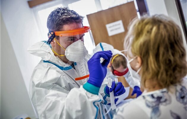 Při testování veřejnosti na covid-19 zdravotníkům pomohou hasiči