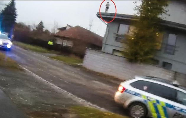 VIDEO: Zfetovaný mladík se potácel po střeše domu v šesti metrech nad zemí