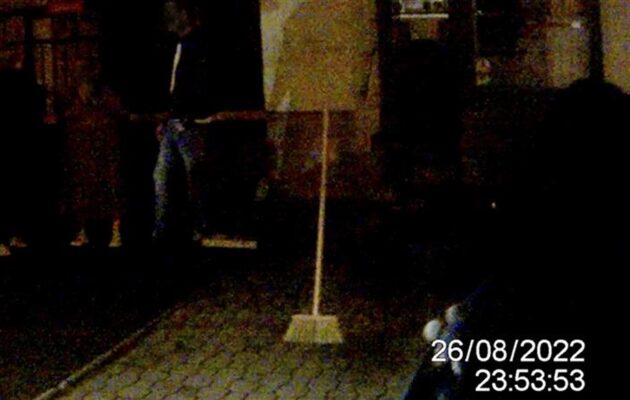 VIDEO: Opilá žena se snažila odletět na koštěti, skončila na záchytce
