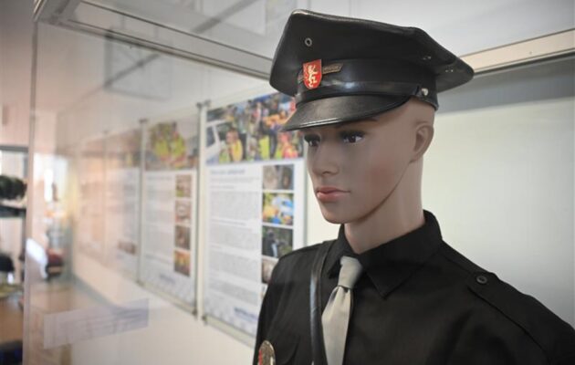 Městská policie v Hradci slaví 30 let. Její historii připomíná výstava na magistrátu
