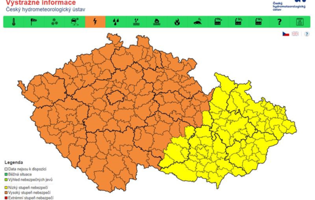 Hradecko mohou dnes odpoledne a večer zasáhnout velmi silné bouřky