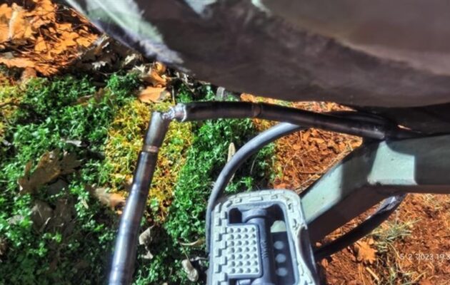 Pilkou řezal zámek u kola: Moje mi taky ukradli, hájil se muž před strážníky
