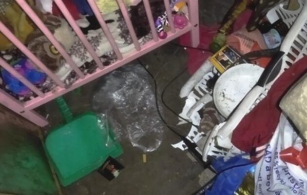 VIDEO: Mezi odpadky a bezdomovci. Strážníci našli miminko v drogovém doupěti