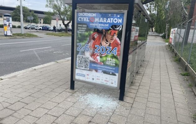 Muž kladivem rozbil sklo na zastávce. Strážníkům pak tvrdil, že do něj narazil hlavou