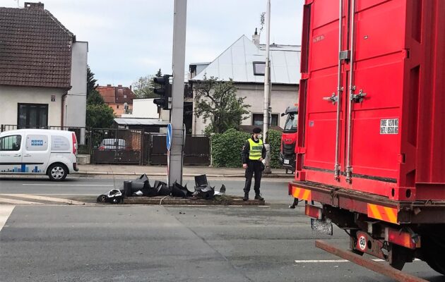 Řidič nákladního vozidla na silnici v Hradci srazil k zemi semafory