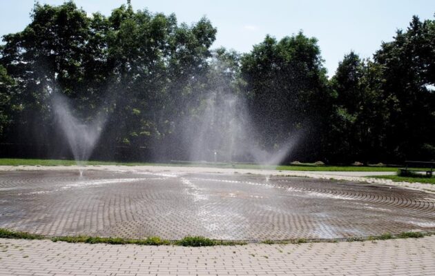Příjemné osvěžení v parných dnech. V Hradci ode dneška fungují mlhoviště