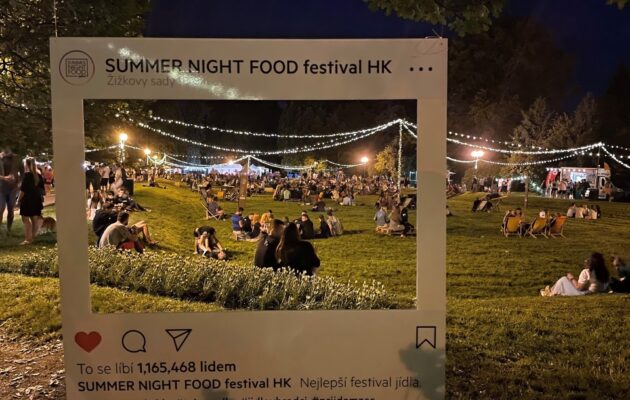 Summer night food festival nalákal do Žižkových sadů milovníky dobrého jídla a pití