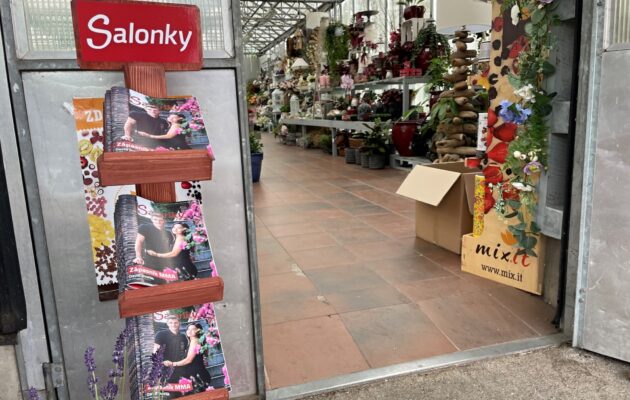 Náš nový dřevěný stojan už střeží vstup do Zahradnictví Šťastný!