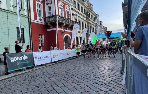 Noční běžci zaplavili Velké náměstí. Night run a Avon běh v Hradci už po osmé