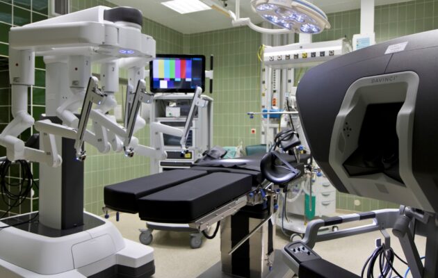 FNHK má druhého operačního robota, zdvojnásobí počet robotických operací