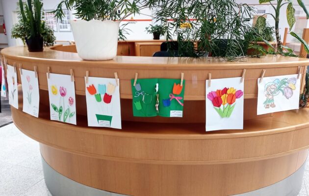Obrázky rozkvetlých tulipánů ozdobily chodby Kliniky onkologie a radiologie