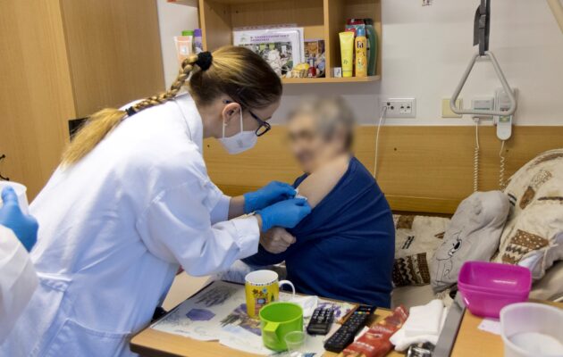 Už od pátku se lidé starší osmdesáti let mohou přihlásit na očkování