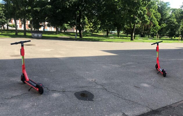 Hradec vyhlásil válku sdíleným koloběžkám. Uživatelé je odstavují na nebezpečných místech