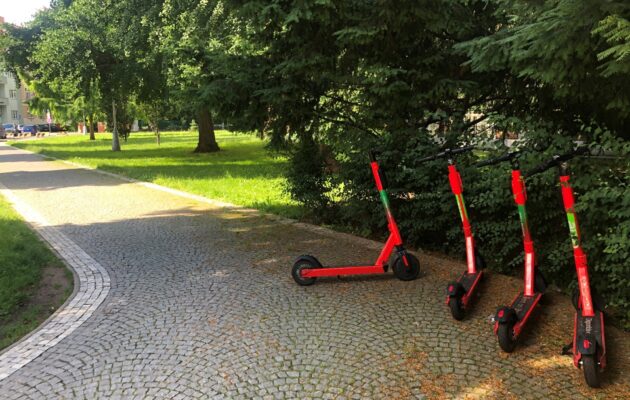 Koloběžky zaplavily Hradec. Svá parkoviště nachází na více a více místech