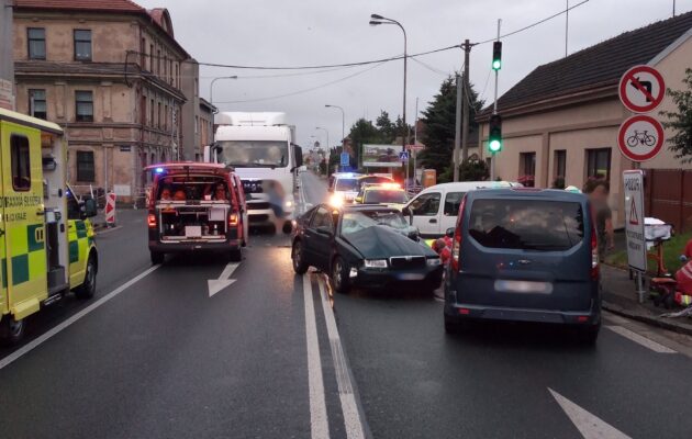 Při nehodě na křižovatce U Kalinky zemřel řidič, další dvě osoby skončily v nemocnici