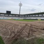 FOTO: Reakce na špatný stav hřiště. V Malšovické aréně mění část trávníku