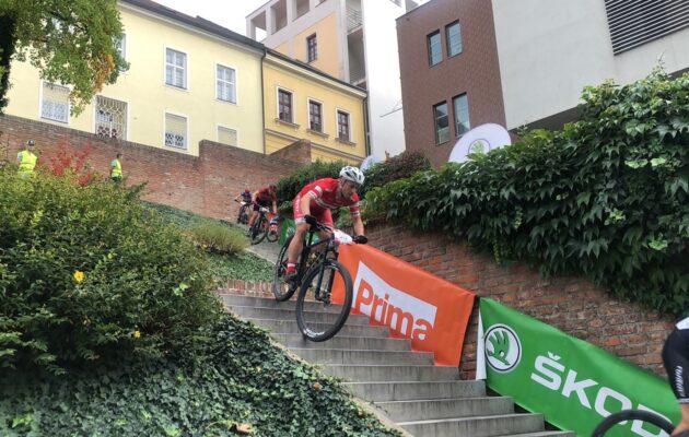 Cyklisté po roce sjížděli po Gočárových schodech