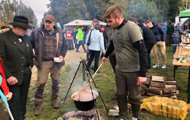 Guláš na čtrnáct způsobů na Stříbrném rybníku. Den s myslivci slavil úspěch
