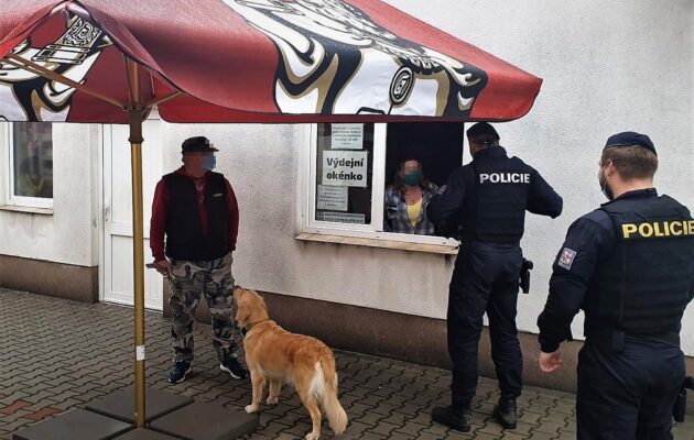 Desítky policistů se zaměřují na kontrolu dodržování vládních nařízení