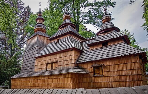 Vzácný dřevěný kostel v Jiráskových sadech dostává po opravě první nátěr
