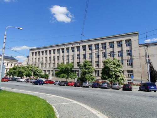 Hradecký krajský soud dnes začal projednávat kauzu falešných bankéřů