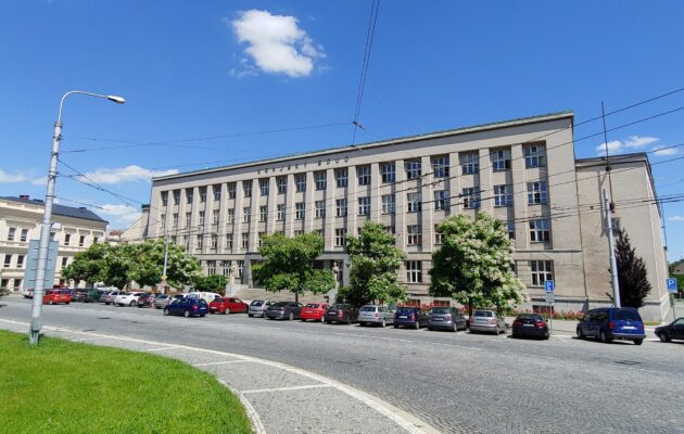 Osm let za pokus vraždy. Hradecký soud potrestal řidiče, který úmyslně způsobil nehodu