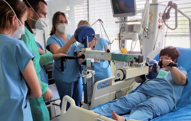 V nemocnicích je zdravotníků pořád méně, chybí jich více než 300