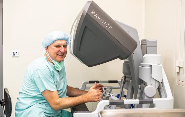 Profesor Miloš Broďák: Přibude operací s pomocí robotických systémů