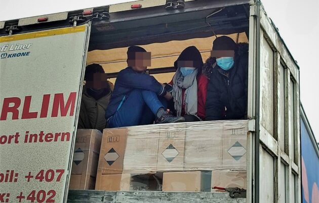 Šest migrantů přicestovalo v návěsu na paletách, prý utíkají před Talibánem 