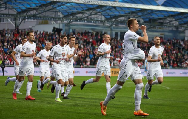 Senzace! Hradec potupil mistra. Slavii zničil čtyřmi brankami