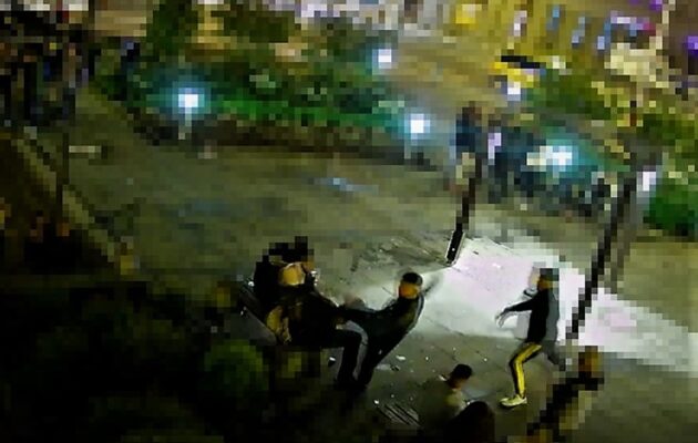 Dva zatím neznámí mladíci brutálně zaútočili na sedícího muže