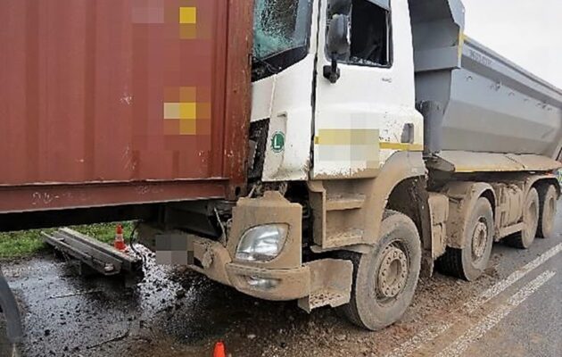 Podnapilý řidič narazil do druhého auta, skončil v cele. Škoda je 370 tisíc