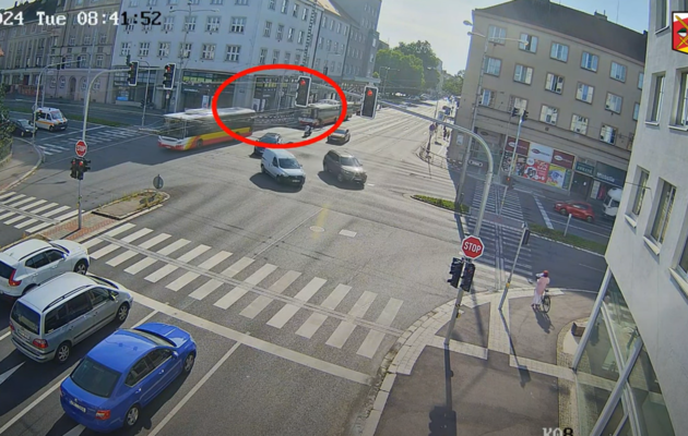 Video z úterní nehody: Cyklista vjel do dráhy trolejbusu a ujel, pátrá po něm policie