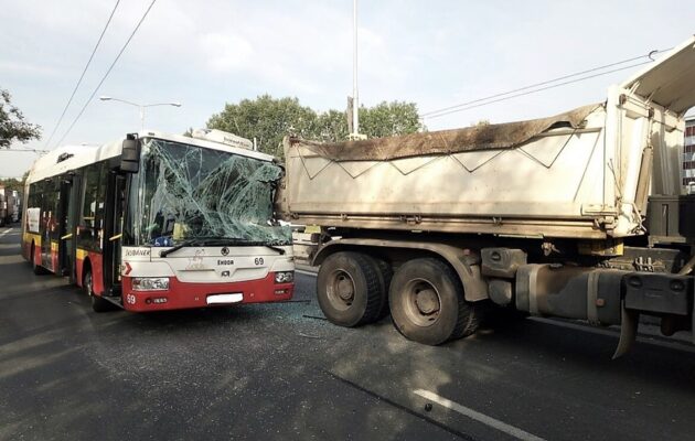 Trolejbus narazil do náklaďáku. Tři lidé se zranili, jeden člověk skončil v nemocnici