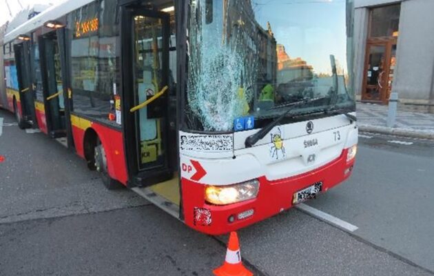 Mladíka na přechodu u Adalbertina srazil trolejbus
